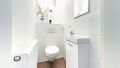 Zusätzliches Gäste-WC – sauber, hell und sehr praktisch im Alltag.