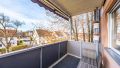 Überdachter West-Balkon mit schönem Blick ins Wohngebiet – ideal zum Entspannen.
